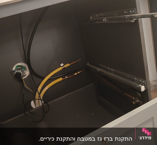 צנרת גז וחשמל בתוך ארון מטבח